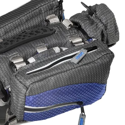 Harmaa ja sininen laukku, jossa on useita vetoketjuja, hihnoja ja solkia, valmistettu kestävästä materiaalista.