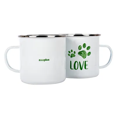 Dva bílé smaltované hrnky, jeden se zeleným logem Zooplus, druhý se zelenými otisky tlapek a nápisem 'LOVE'.