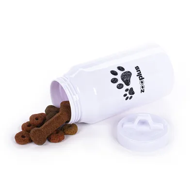Barattolo bianco Zooplus con motivo di zampe, aperto. Vari snack per cani come ossi e anelli sono visibili.