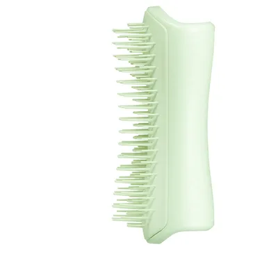 Zelený kartáč s plastovými štětinami, ergonomický design pro péči o srst.