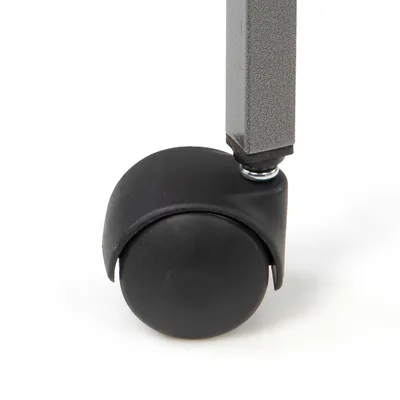 Zwenkwiel van zwart plastic bevestigd aan metalen poot, detailopname van het wiel en bevestiging.