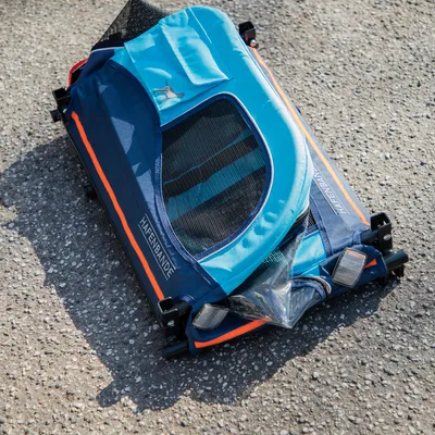 Zusammengeklappte blaue Transporttasche mit Netzfenster und der Aufschrift 'Hafenbande'.
