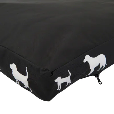 Černý polštář s bílými siluetami psů na okraji a viditelným zipem v rohu. Materiál textil.