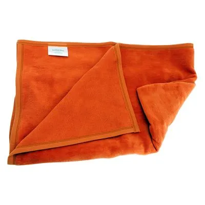 Oranje fleece deken met zichtbare label in de hoek, materiaal: stof. Geen merknaam of verdere tekst zichtbaar.