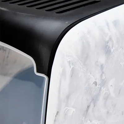 Detailní pohled na přepravku s černým víkem a bílým mramorovým vzhledem na boku.