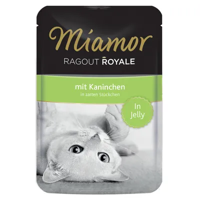 Miamor Ragout Royale kaninilla, mureita paloja hyytelössä. Pakkauksessa makaa kissa.
