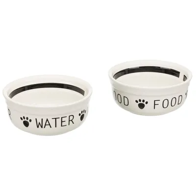 Två vita keramikskålar med svart text: 'WATER' och 'FOOD', vardera med tassavtrycksdekor.