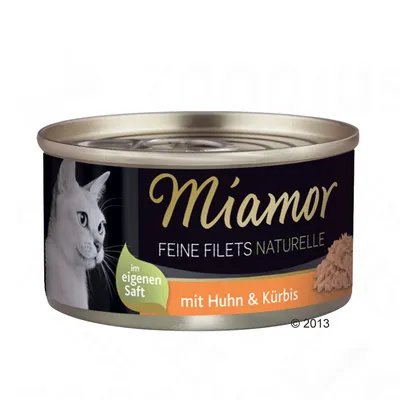 Miamor Feine Filets Naturelle, im eigenen Saft, mit Huhn & Kürbis. Texte en allemand sur l’emballage. Boîte de nourriture pour chat avec image de chat blanc.