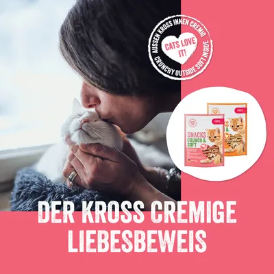 Snacks Crunch & Soft für Katzen. Kross aussen, cremig innen. Text: Der kross cremige Liebesbeweis. Verpackung mit Katzenmotiv sichtbar.