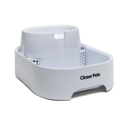 Fontana per acqua bianca con la scritta Closer Pets sulla parte anteriore.