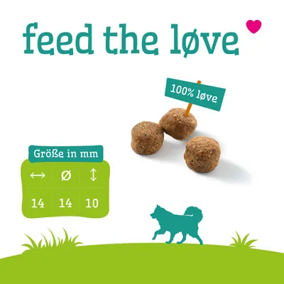 Drie voederstukken met het bordje '100% løve', tekst 'feed the løve'. Maattabel: diameter 14 mm, hoogte 10 mm.