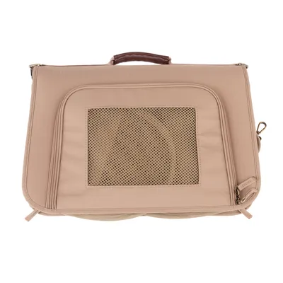 Béžová transportní taška se síťovaným okénkem, zipem a hnědým držadlem.