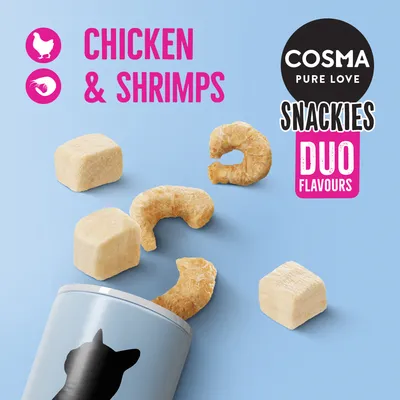COSMA PURE LOVE SNACKIES DUO FLAVOURS, CHICKEN & SHRIMPS. Cubos y trozos de snack para gatos sobre fondo azul, envase con silueta de gato visible.