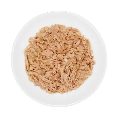 Bord met natvoer bestaande uit stukjes vlees, zonder zichtbare verpakking of merknaam.