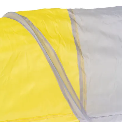Nahaufnahme eines gelben und grauen Stoffmaterials mit Nähten, möglicherweise Teil eines Produkts oder Zubehörs.