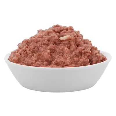 Ciotola con cibo umido rosso, consistenza grossolana e pezzi di carne visibili.
