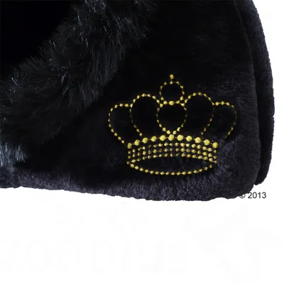 Musta pehmeä kangaspinta, jossa kultainen kruunuaihe kirjailtuna. Reunassa näkyy mustaa tekoturkista.