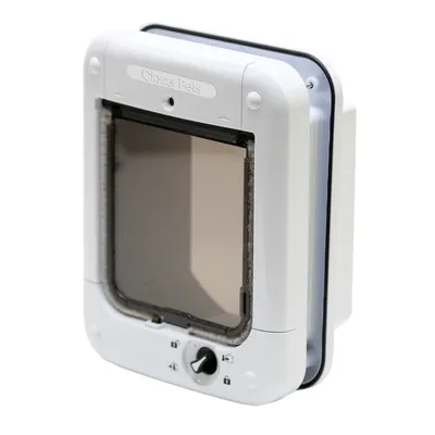 Chatière blanche Closer Pets avec porte transparente, cadran de réglage à 4 positions et symboles de verrouillage visibles sur la partie inférieure.