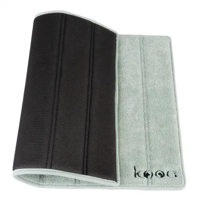 kooa. Alfombrilla negra y gris con superficie textil, adecuada para varios usos.