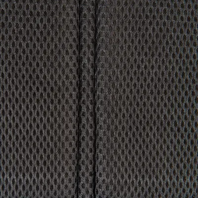 Detaliu material textil tip plasă neagră, cu structură perforată vizibilă. Imagine de aproape a texturii materialului.