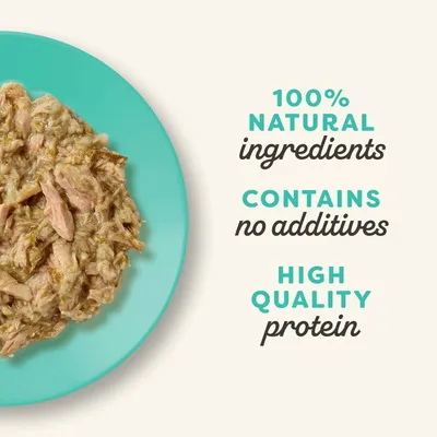 100% natural ingredients, contains no additives, high quality protein – tekst w języku angielskim obok zdjęcia karmy na talerzu.