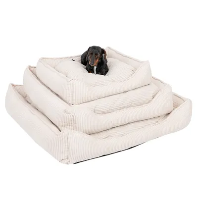 Gestapelte beige Hundebetten mit einem Dackel auf dem obersten Bett. Zeigt verschiedene Grössenoptionen des Produkts.