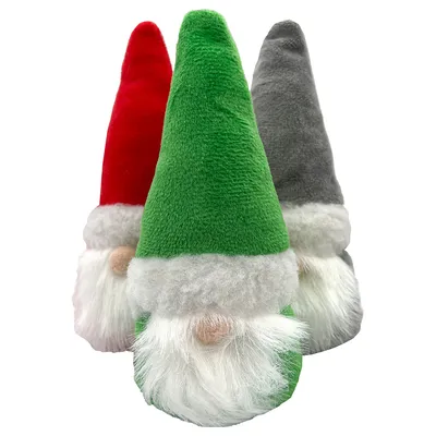 Tre mjuka tomtefigurer i tyg med skägg och spetsiga mössor i grönt, rött och grått. Synlig material: plyschtyg.