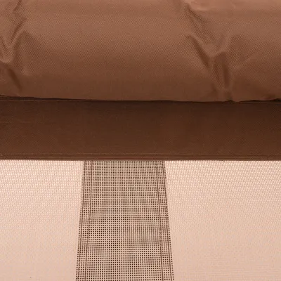 Close-up van bruin textiel met netstructuur, geschikt voor dierenbedden of accessoires.