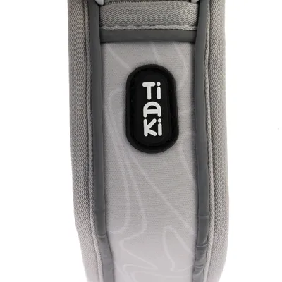 Logo Tiaki su tessuto grigio con bordo imbottito.