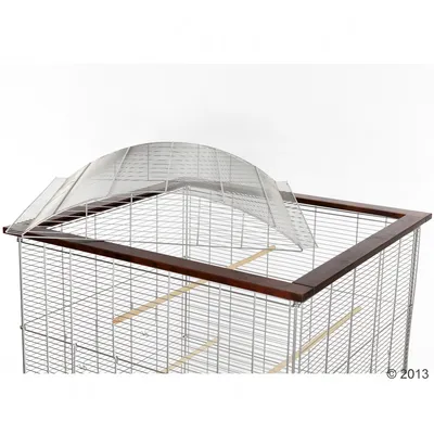 Голяма метална клетка с дървена рамка и отварящ се покрив, видими дървени кацалки вътре. Подходяща за птици или малки животни.