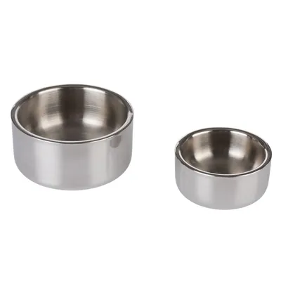 Dwie miski ze stali nierdzewnej w różnych rozmiarach, widok z góry na białym tle.