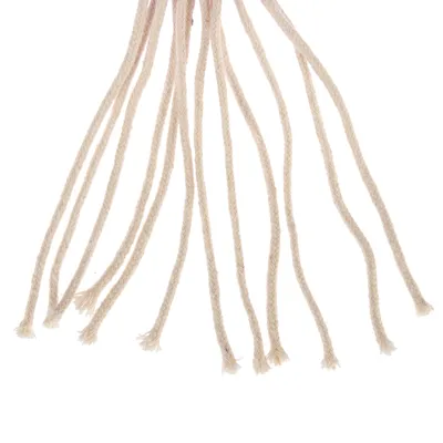 Varios cordones de algodón beige con diseño trenzado, extremos sueltos visibles.