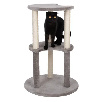 Árbol rascador de tres niveles, felpa gris y columnas envueltas en sisal. Gato negro en el nivel medio.