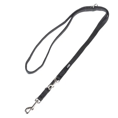 Fekete nylon kutyapóráz fém karabinerrel és FCI-logóval, sétákhoz alkalmas.