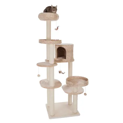 Arbre à chat en sisal et rotin avec plusieurs plateformes, une niche fermée, jouets suspendus et un chat visible sur la plateforme supérieure. Base carrée, structure beige.