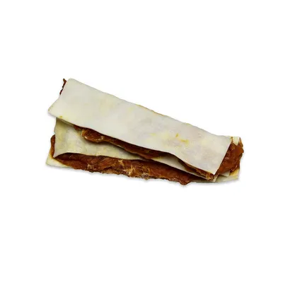 Snack pentru câini format din două straturi albe de piele presată și un strat interior maro, aspect uscat, fără ambalaj sau marcă vizibilă.