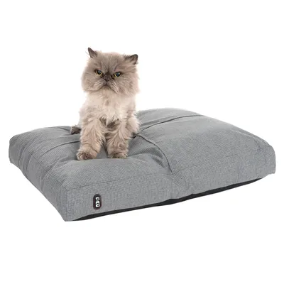 Grå rektangulär och vadderad husdjurskudde med Trixie-logotyp. Katt sitter på kudden.