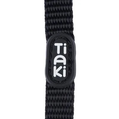 Tiaki logo na čiernom, pletenom materiálovom remienku.