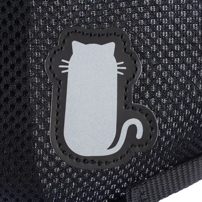 Reflexný symbol mačky na čiernej sieťovine, detailný pohľad na produkt.