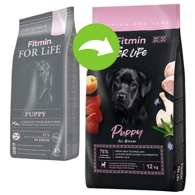 Dvě balení Fitmin FOR LiFE Puppy, starý design 15 kg a nový design 12 kg s nápisy: 75 % proteinů živočišného původu, čerstvé maso, prebiotika, omega 3 & 6. Zelená šipka mezi obaly.