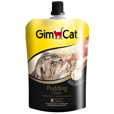 GimCat Pudding Classic, laktosereduziert, mit Calcium für gesunde Knochen. Katze leckt Produkt von Hand.
