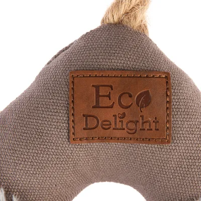 Eco Delight. Štítek z hnědé kůže na šedé látce s motivem listu.