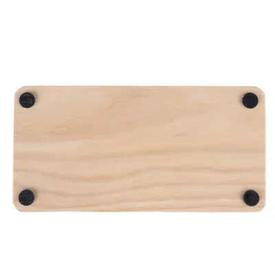 Tablero rectangular de madera con cuatro patas negras antideslizantes en las esquinas.