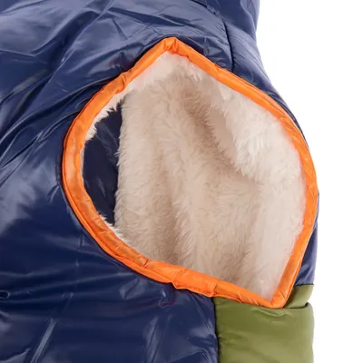 Nahaufnahme eines blauen Schlafsacks mit orangefarbenem Rand und weichem, weissem Innenfutter. Detailansicht der Öffnung.