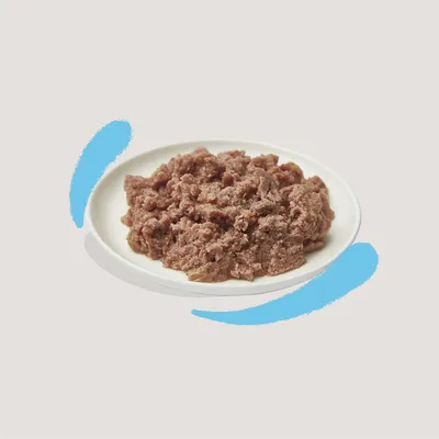 Portie natvoer op een wit bord, zonder zichtbare merknaam of verpakking.