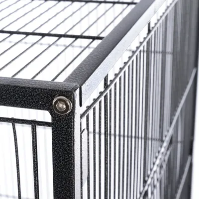 Detailweergave van een zwart metalen verblijf met traliewanden en stevige schroefverbindingen.