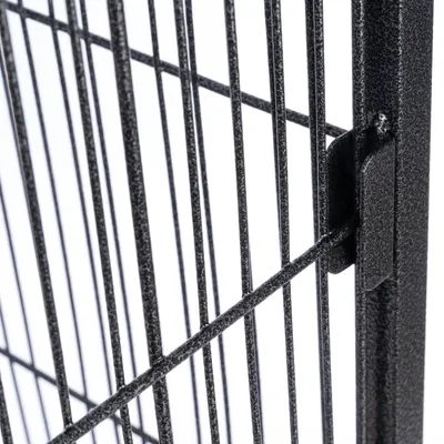 Close-up van een zwart metalen rooster met stevige verbinding en gestructureerd oppervlak.