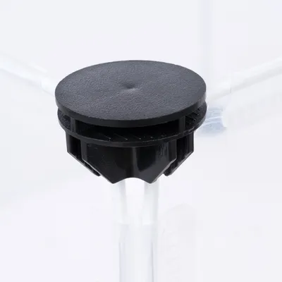 Couvercle rond noir en plastique fixé sur un récipient transparent, sans marque ni texte visible.