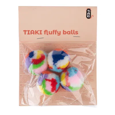 TIAKI fluffy balls, pisane mehke žogice v prozorni embalaži. Ime blagovne znamke TIAKI vidno na embalaži.
