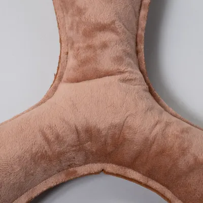 Nahaufnahme eines braunen, weichen Plüschmaterials in Y-Form. Materialstruktur sichtbar.